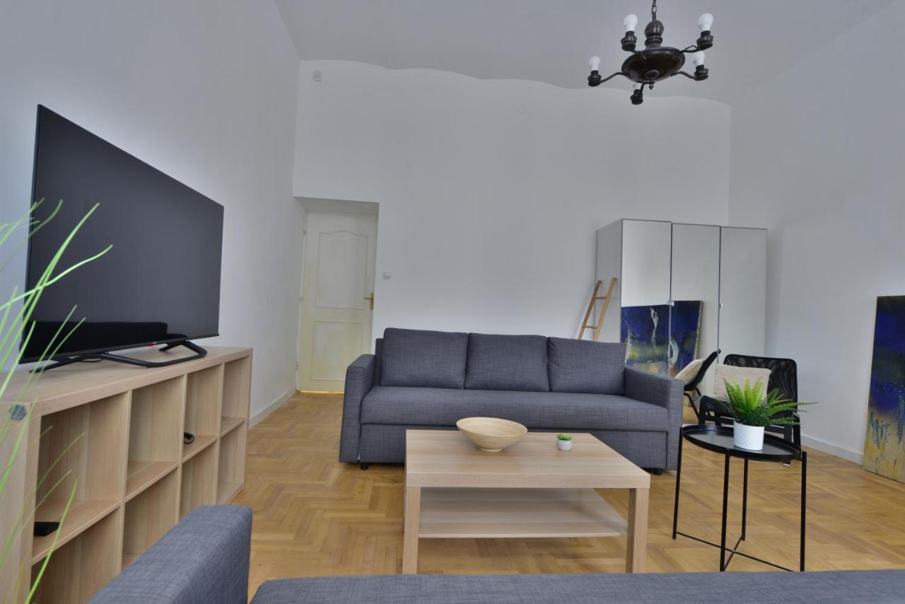 Central Newly Built Apartment, Aradi